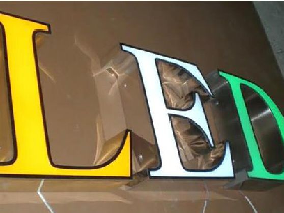 水富介绍LED招牌的基础知识。